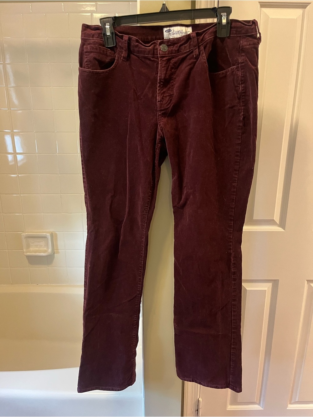 Women’s Old Navy Sweet Heart Mid-rise Flare Leg Burgundy Corduroy Pants. Size 8R